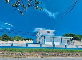 The Hill at Arecibo 681 Ocean Drive，位于阿雷西博的酒店