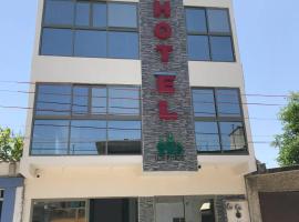 HOTEL LOS PINOS CENTRO，位于图斯特拉古铁雷斯的酒店