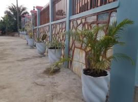 BRIGHT HOTEL & SUITES，位于Nsutem的酒店