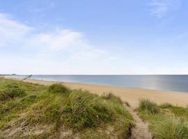 Beach Front On The Bay In Our Rustic Beach Cottage Cottage，位于诺福克的酒店