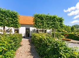 Holiday home Dijkstelweg 30 - Ouddorp with terrace and very big garden, near the beach and dunes - not for companies，位于奥德多普的酒店