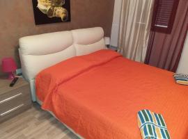 BED&FLY NEAR AIRPORT CATANIA FONTANAROSSA BAGNO PRIVATO In CAMERA，位于卡塔尼亚的酒店