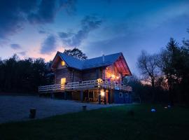 WOODS LODGE PLITVICE LAKES，位于德雷兹尼克格雷德的木屋