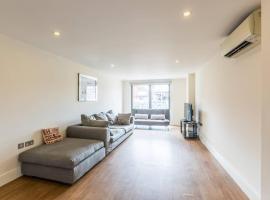 Bright and Modern 3 Bed Apartment Hyde Park Central London，位于伦敦皇家橡树附近的酒店