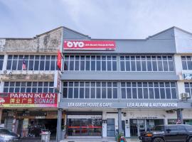 Super OYO 1145 Lea Guest House & Cafe，位于Lukut的酒店