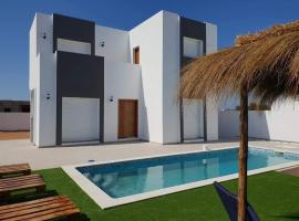 Villa de luxe avec piscine privée sans vis à vis à Djerba，位于阿格希尔的酒店