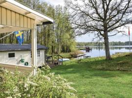 3 Bedroom Beautiful Home In Ljungby，位于永比的酒店