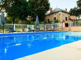 La biche au bois piscine chauffee jacuzzi，位于Cazals的酒店