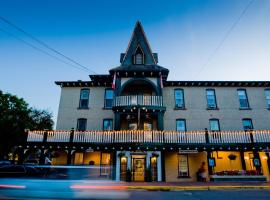 The Gananoque Inn，位于加纳诺克Maxson Airfield - AXB附近的酒店