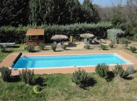 La Rouvraie Villa Luberon 12p Piscine Chauffée Sauna，位于鲁西永的酒店