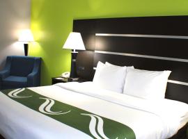 Quality Inn & Suites Bedford West，位于贝德福德的酒店