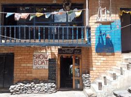 Show Boat hotel & organic restaurant，位于Kāgbeni的酒店