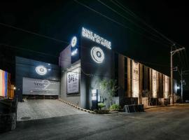 화성 나인부띠끄 호텔 NAMKHAI-NAMPAT ไนน์ บูทิก โฮเต็ล (Nine Boutique Hotel)，位于华城市的酒店
