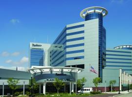 Radisson Plaza Hotel and Suites Kalamazoo，位于卡拉马祖的酒店
