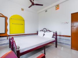 SPOT ON 49479 Rajarajeshwari Lodge，位于Karīmnagar的酒店