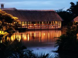 Premier Resort Mpongo Private Game Reserve，位于Macleantown姆丹察内市购物中心附近的酒店