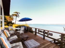 The Artists' Beachhouse，位于Marrowstone的酒店