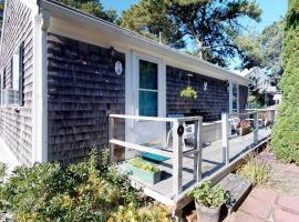 Beach Rose Guest Studio，位于Nauset Heights的酒店