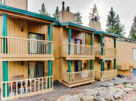 Kings Run Central Condo with Pool and Hot Tub!，位于塔霍维斯塔的酒店