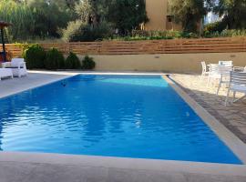 michael apartments，位于科孚镇的带泳池的酒店