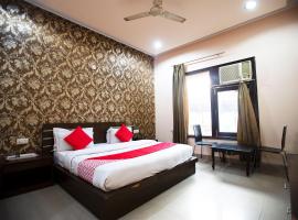 Mid Town Hotel & Banquets，位于莫拉达巴德的酒店