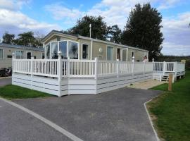 Caravan for rent at Tattershall Holiday Park，位于RAF科宁斯机场 - QCY附近的酒店