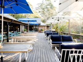 Avoca Beach Hotel，位于阿沃卡海滩的带停车场的酒店