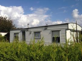 Cosy caravan in Oostvoorne，位于东福尔讷的酒店