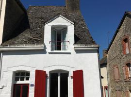 Charming Cottage in a typical French Village，位于Saint-Christophe-du-Luat的度假短租房