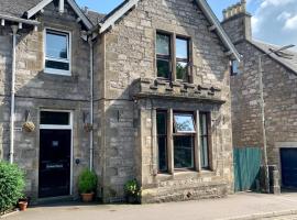 Flat 2 Struan house，位于皮特洛赫里的酒店