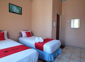 RedDoorz near Mangrove Forest Kupang，位于古邦的酒店