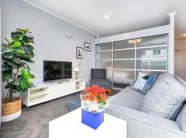 Deluxe Princes Wharf Apt l FREE WIFI & AIRCON