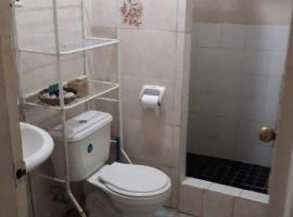 Toucan Smiles Hostel & Pizzaria，位于Puerto Lindo的酒店