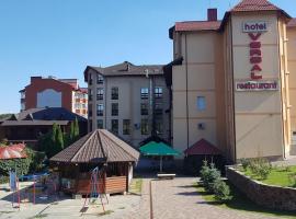 versal，位于捷尔诺波尔的带泳池的酒店