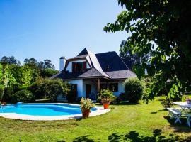 Chalet con piscina y 2000 m de jardín，位于维戈的度假屋