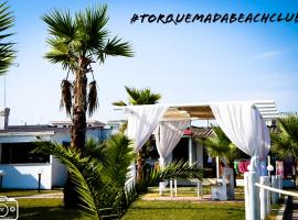 torquemada beach club，位于玛格丽塔萨沃亚的酒店