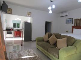 Contemporary Ocean and Garden- view Studio，位于Mearnsville的酒店