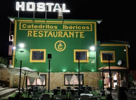 Hostal Catedritos Ibéricos A-5 Km 154 A 5 KM DE OROPESA A 1 KM DE HERRERUELA DE OROPESA，位于Herreruela de Oropesa的酒店