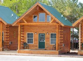 Cabins of Mackinac & Lodge，位于麦基诺城的酒店