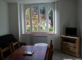 T2 250m du centre ville AX-LES-THERMES，位于阿克斯莱泰尔姆的酒店