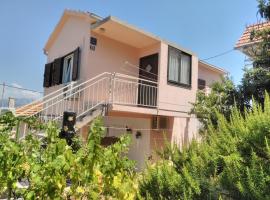 Holiday home Boris - close to the sea with parking，位于斯拉汀的酒店