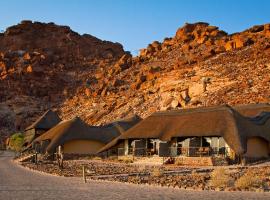 Twyfelfontein Country Lodge，位于Twyfelfontein霍里克萨斯化石森林附近的酒店