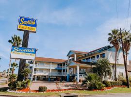 Scottish Inn & Suites - Kemah Boardwalk，位于凯马凯马木板人行区附近的酒店