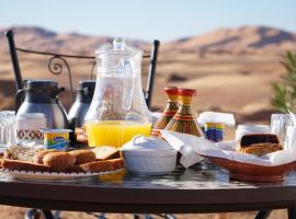 Sleeping in a Luxury tent in Merzouga desert，位于Merdani的酒店