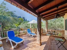 Holiday Home Cala Tuent by Interhome，位于Cala Tuent的带停车场的酒店