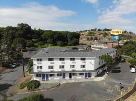 Motel 6 Pendleton, OR - West，位于彭德尔顿的酒店