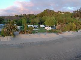 Golden Bay Holiday Park，位于Onekaka的海滩短租房