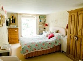 Cosy Cottage ground floor bedroom ensuite with private entrance