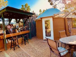 The Yoga Yurta at Sunny Mellow Eco Villa，位于TijerasTurquoise Trail Campgrounds附近的酒店