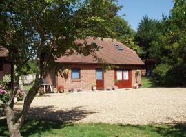 Clock House Cottage，位于Brook的别墅